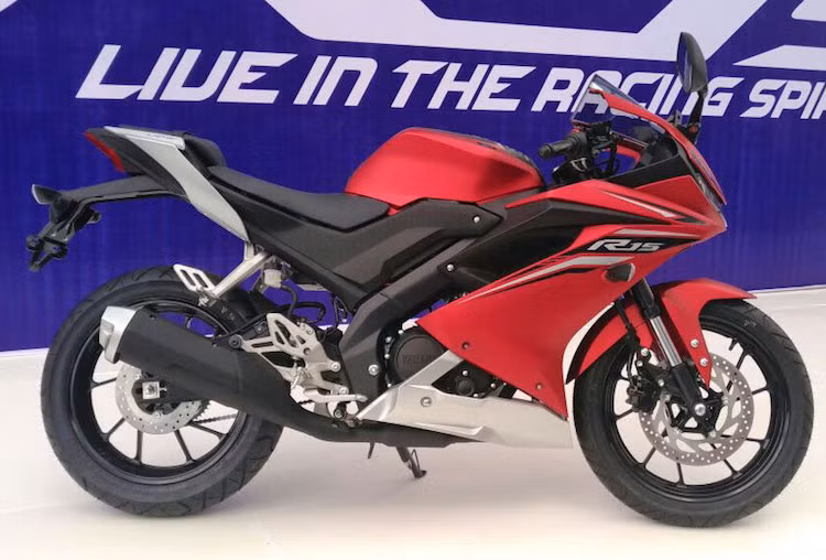 Vẫn sử dụng bộ khung Deltabox bằng nhôm nhưng Yamaha đã thay cho R15 gắp sau với trọng lượng nhẹ hơn để chiếc xe có thể đạt tỉ lệ phân phối trọng lượng trước/sau hoàn hảo là 50/50. Chiếc xe cũng được trang bị lốp lớn hơn với bản trước/sau lần lượt là 100/80/17 và 140/70/17.