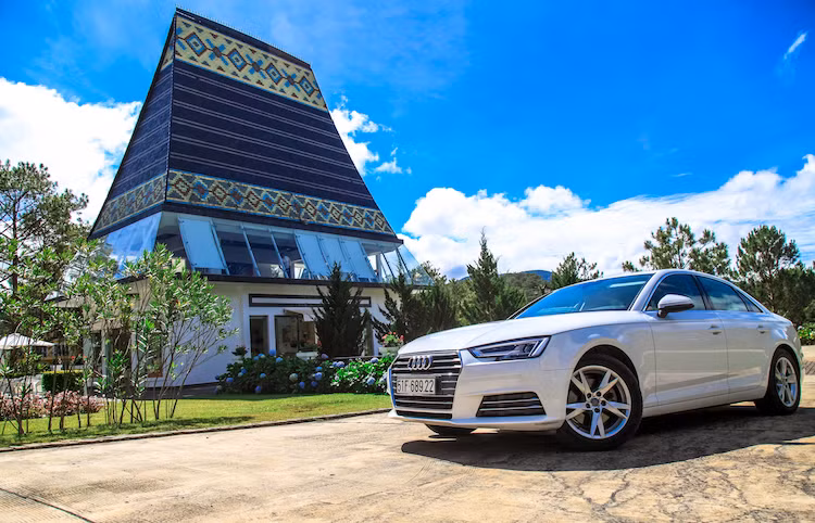 Bảng táp-lô của xe sở hữu thiết kế hoàn toàn mới, hướng tới sự tối giản nhưng không kém phần sang trọng và hiện đại. Phiên bản A4 ở Việt Nam có sẵn hệ thống thông tin giải trí MMI thế hệ mới với giao diện Audi Media, bảng đồng hồ kỹ thuật số Virtual Cockpit 12,3 inch, dàn âm thanh 3D Bang &amp; Olufsen và tùy chọn máy tính bảng Audi Tablet cho hàng ghế sau.