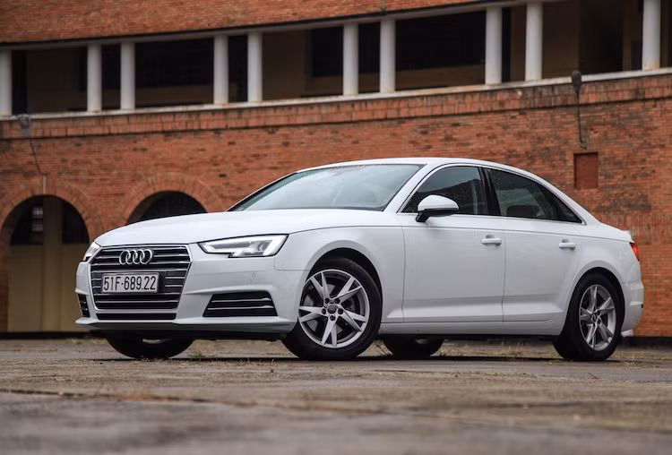 Tại Việt Nam, mẫu xe này được Audi hé lộ trước từ tháng 4/2016 và chính thức ra mắt tại triển lãm Audi Progressive vào tháng 6. So với thế hệ thứ 4, Audi A4 mới có "phom" tổng thể khá giống. Lý giải cho điều này, ông Marc Lichte -Thiết kế trưởng mới của Audi kể từ năm 2013 cho biết kiểu dáng của A4 thế hệ mới đã được "chốt" từ trước khi ông tới hãng, chính vì vậy nó không có sự đột phá lớn.