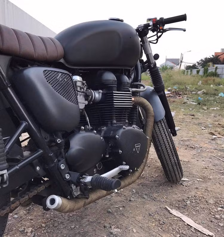 Khối động cơ 2 xi-lanh nguyên bản của Bonneville không có sự thay đổi bên trong kết cấu, tuy nhiên chiếc xe đã có hệ thống xả đầy "nổi loạn" khi chỉ là 2 đoạn ống dẫn từ động cơ được cuốn vải chống nóng và bịt bằng những nắp nhôm nhỏ. Ở phía sau, chiếc xe cũng đã bị vứt bỏ đi chắn bùn, tạo thành đuôi "cụt" với đèn hậu tích hợp vào khung phụ.