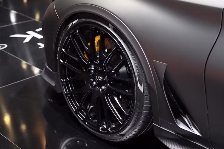 Những vòm bánh được nới rộng nhằm lắp được bộ mâm 21 inch theo phong cách xe đua, kết hợp với bản lốp rộng hơn. Nằm phía sau bộ mâm là hệ thống phanh hiệu năng cao cung cấp một phần năng lượng cho xe và hệ thống treo thể thao.