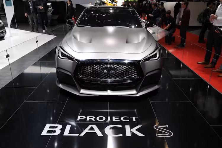 Ngay từ cái nhìn đầu tiên, Q60 Black S đã gây ấn tượng bởi vẻ bề ngoài dữ dằn với lưới tản nhiệt truyền thống của Infiniti nằm trên cản trước có các khe hút gió cực lón, bên cạnh nắp ca-pô "trổ" thêm 2 khe tản nhiệt. Toàn bộ thân xe đã được Infiniti sơn màu xám mờ mạnh mẽ.