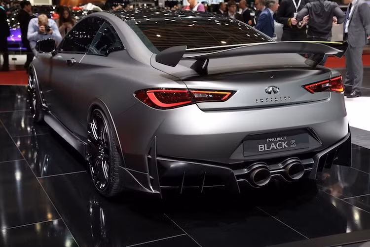 Ở phía sau, Infiniti Q60 Black S tiếp tục gây ấn tượng bởi cánh khuếch tán không khí bằng sợi carbon nằm dưới cản sau, cặp ống xả đường kính lớn ở chính giữa và cánh đuôi gắn cố định trên nắp khoang hành lý. So với Q60 thường, phiên bản này cũng có các vòm bánh rộng hơn.