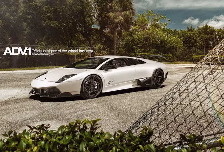 Khi còn được bán, mỗi chiếc Murcielago SV có giá khởi điểm lên tới 400.000 USD. Ban đầu, Lamborghini dự định sản xuất 350 chiếc nhưng do nhà máy của hãng còn phải dành chỗ để sản xuất Aventador nên cuối cùng chỉ có 186 chiếc Murcielago SV ra đời.