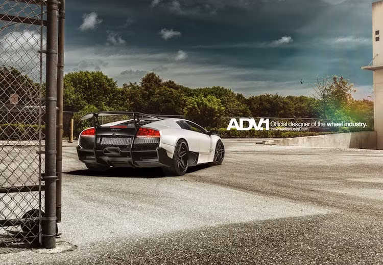 Ra mắt lần đầu tại triển lãm Geneva 2009, Murcielago SV đã tiếp nối truyền thống của các "đàn anh" Miura SV và Diablo SV - một phiên bản siêu xe tối thượng với nhiều cải tiến để có hiệu năng cao hơn trên cả đường đua lẫn đường phố. Hiện nay, "hậu duệ" trực tiếp của chiếc xe là Lamborghini Aventador SV.