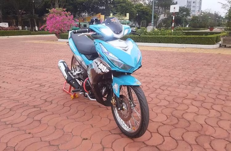 Trên bản độ này, chiếc Exciter đã có "bộ mặt" mới khi thay đầu của Yamaha Luvias và toàn bộ phần mặt nạ kèm đèn pha của Honda Vario. Thiết kế phần đầu góc cạnh của Vario đặc biệt phù hợp với dàn áo được trang trí bằng các hình ảnh cá mập đầy dữ dằn của chiếc xe.