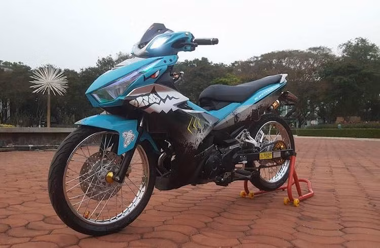 Sau khi nhiều phong cách độ khác nhau đã được áp dụng vào Yamaha Exciter 150, không ít biker tại Việt Nam đã "biến hóa" kiểu dáng khác biệt hơn bằng cách sử dụng các chi tiết vỏ từ những dòng xe khác. Gần đây, một người chơi xe đã "trình làng" bản độ mới từ Exciter 150, với dàn vỏ của một số dòng xe ga quen thuộc.