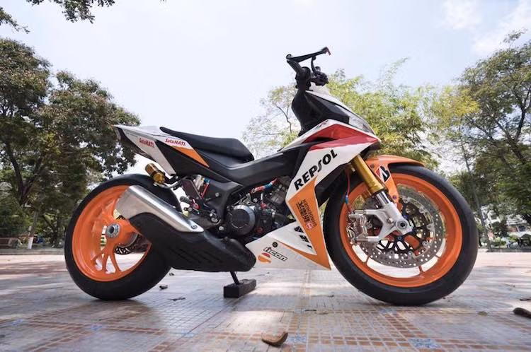 Sau một thời gian dài nằm "dưới trướng" đối thủ Yamaha Exciter 150 khi xét về số lượng các bản độ "khủng", gần đây một loạt những chiếc Honda Winner 150 được biker Việt đầu tư mạnh về cả ý tưởng và giá trị đã liên tục được ra đời. Đặc biệt, những bản độ Winner 150 với "dàn chân" phân khối lớn cũng đang xuất hiện ngày càng nhiều.