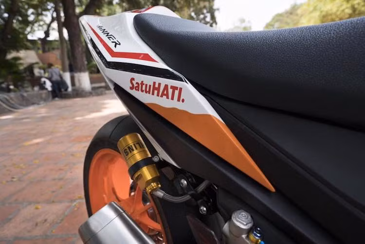 Theo phong cách xe đua, toàn bộ phần vỏ đuôi phía sau của chiếc Winner đã được chế mủ liền, đồng thời che hoàn toàn yên sau. Tuy nhiên cụm đèn hậu nguyên bản của chiếc xe vẫn được giữ nguyên. Nằm bên dưới đuôi xe là cây phuộc Ohlins bình dầu rời "hàng hiệu".