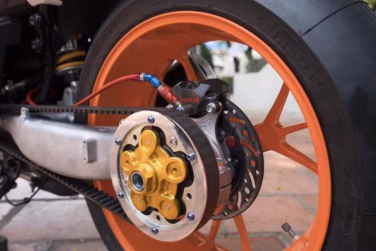 Cả 2 lốp trước và sau của chiếc xe đều là loại lốp trơn Pirelli vốn chỉ dành cho xe đua. Thay vì sử dụng xích tải, sức mạnh của động cơ đã được truyền xuống bánh sau thông qua dây cu-roa. Hệ thống phanh sau cũng được nâng cấp với heo Brembo Billet và đĩa Braketech Axis.