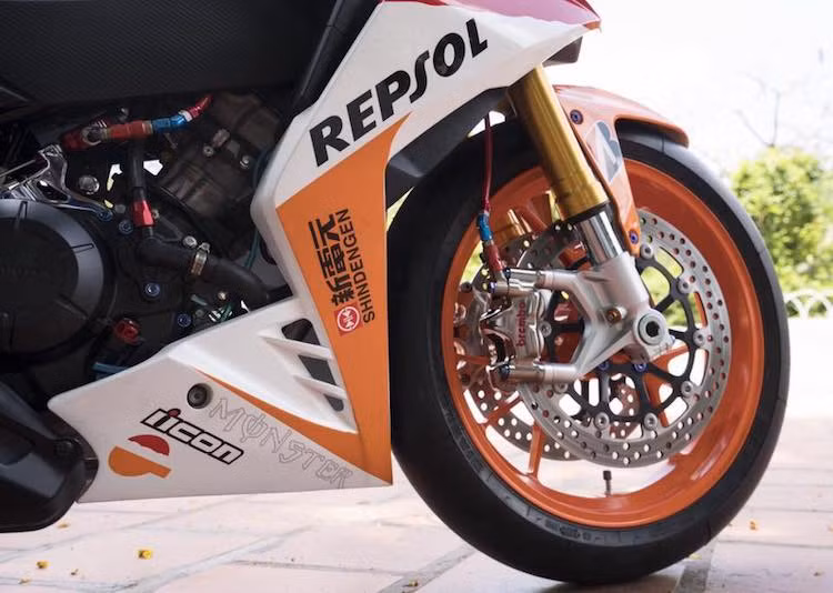 Bên cạnh mâm từ Ducati 1199 Panigale S, "dàn chân" trước của xe cũng đã được độ "khủng" với cặp phuộc USD cắt ngắn từ môtô phân khối lớn, bên cạnh hệ thống phanh đĩa kép kèm heo Brembo GP4RX cao cấp và dây dầu Earl's.