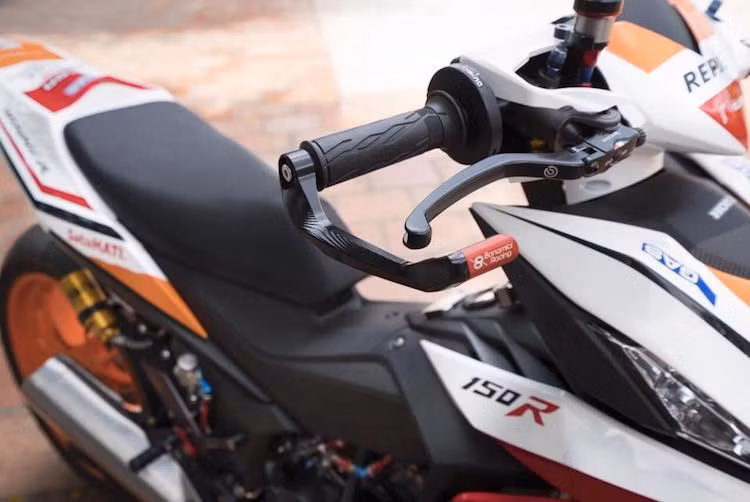 Ở phía trên tay lái, chiếc xe còn có một loạt các món đồ chơi khác như bình dầu titan AEM, cùm ga cuốn Domino, bảo vệ tay phanh/côn Bonamici, cùm phanh Brembo RCS19 và cùm côn Brembo RCS 16.