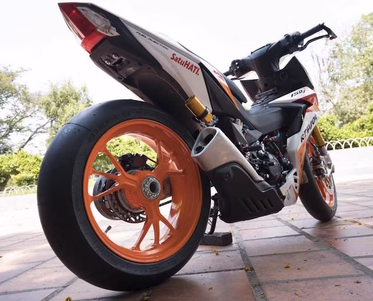 Để có thể lắp được mâm sau của Ducati 1199 Panigale S, chiếc xe cũng đã được độ lên gắp đơn. Nằm bên cạnh bánh sau "khủng" là cây pô nguyên bản của Honda CBR1000RR, với thiết kế khá phù hợp với kiểu dáng của Winner.