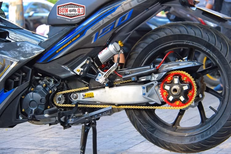 Tuy nhiên, chi tiết nổi bật nhất trên chiếc xe đó là toàn bộ gắp sau đã được nâng cấp sang gắp đơn kèm mâm 8 cánh xoắn của Honda NSR150SP. Để tăng độ ổn định, phuộc sau của xe được nâng cấp với phuộc bình dầu rời. Phần dè nguyên bản của Exciter đã được thay bằng dè FZ150i gọn gàng hơn.