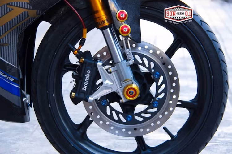 Ở phía trước, chiếc mâm 6 cánh xoắn phong cách mẫu sportbike 2 kỳ Honda NSR150SP đã được trang bị cho xe, kèm theo đĩa phanh NSR. Bên cạnh đó, xưởng độ còn chế phuộc USD khỏe khoắn và heo Brembo 4 piston cho chiếc Exciter 150.
