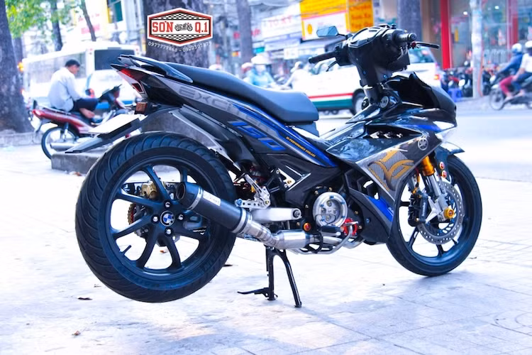Nhờ có dàn vỏ dán carbon và "dàn chân" từ mẫu xe 2 kỳ Honda NSR150SP, chiếc Yamaha Exciter 150 độ này đã có dáng vẻ thể thao và ấn tượng hơn nhiều so với xe nguyên bản.