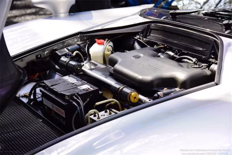 Những thông số này không ấn tượng lắm trong năm 2017, nhưng ít mẫu xe nào đạt hiệu năng như 911 GT1 trong thập niên 90. So với các phiên bản đua thực thụ với công suất từ 600-640 mã lực, 911 GT1 Strassenversion bị giảm sức mạnh xuống để khiến chiếc xe dễ điều khiển hơn trong điều kiện giao thông công cộng.