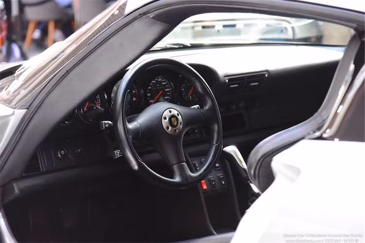 Cũng nhằm khiến xe thoải mái hơn trong điều kiện sử dụng hàng ngày, nội thất của 911 GT1 Strassenversion được tích hợp đầy đủ các tiện nghi của một chiếc 911 thông thường. Trong khi đó, cabin của phiên bản đua "trơ trụi" với những chiếc ghế thể thao, bảng táp-lô tối giản, loại bỏ mọi lớp cách âm cùng các trang bị tiện nghi và bộ khung thép bảo vệ bao quanh.