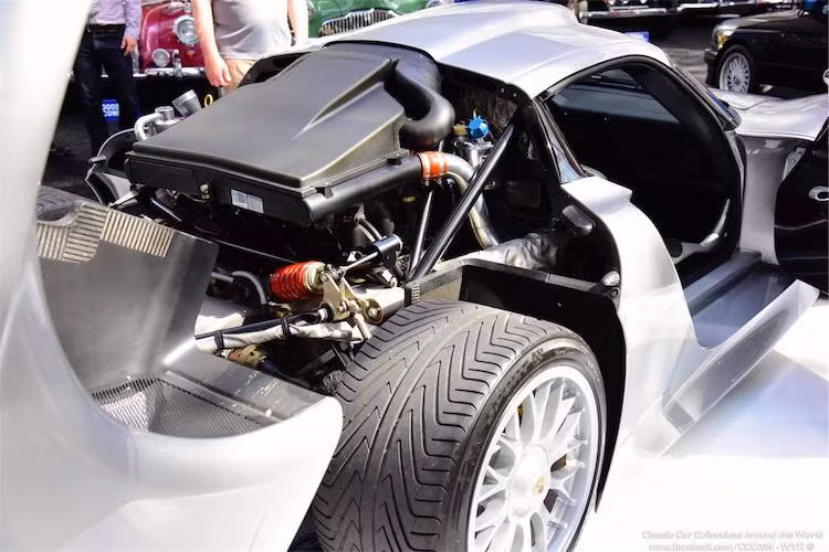 Xe được trang bị máy 6 xi-lanh nằm ngang 3.2l làm mát bằng chất lỏng với công suất 544 mã lực và mô-men xoắn cực đại 600 Nm. Với động cơ đặt giữa cùng hộp số sàn 6 cấp và hệ dẫn động cầu sau, chiếc xe có thể đạt 0-100 km/h trong 3,7 giây và tốc độ tối đa 310 km/h.