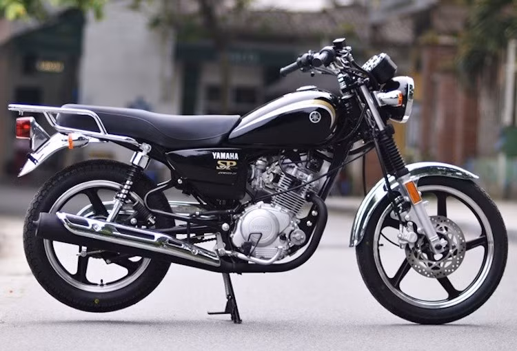 Nhóm khách hàng trung niên với nhu cầu về một mẫu xe nam nhẹ nhàng, sở hữu kiểu dáng cổ điển có thể lựa chọn chiếc Yamaha YB125SP. Cũng giống như Honda XR125, mẫu xe này không được bán chính thức tại Việt Nam mà được nhập khẩu từ Trung Quốc thông qua các cửa hàng tư nhân với giá khá hợp lý, khoảng hơn 40 triệu.