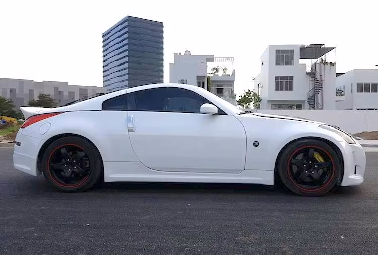 Ở "dàn ngoài", chiếc xe đã được độ lại ngoại thất nhờ có cản trước theo phong cách của hãng Amuse từ Nhật và cản sau vuông vức hơn ở phần dưới. Theo phong cách xe đua, nắp ca-pô của chiếc xe đã được làm từ sợi carbon siêu nhẹ và có chốt tháo mở nhanh.