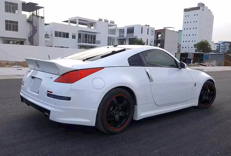 Một cánh đuôi dạng nẹp nằm trên nắp khoang hành lý của 350Z khiến chiếc xe trông đẹp mắt hơn mà không bị mất đi kiểu dáng thanh lịch. Đặc biệt, "dàn chân" của chiếc 350Z này đã được nâng cấp khá triệt để. Ngoài bộ mâm 5 cánh thể thao với đường kính 19 inch, chiếc xe còn sở hữu hệ thống treo có thể điều chỉnh độ cao từ hãng Bilstein của Đức cùng hệ thống phanh từ Brembo.