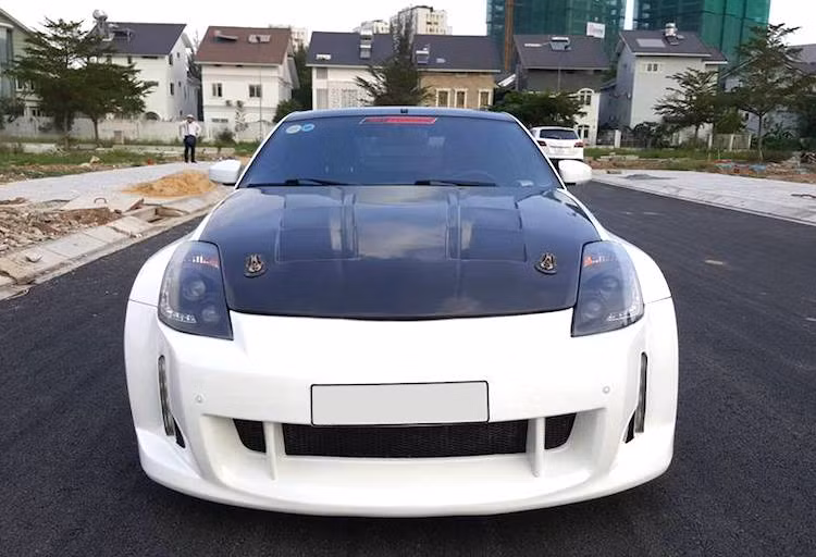 Được sản xuất từ năm 2002 tới 2009, siêu xe Nissan 350Z là dòng xe thể thao được dân chơi Thế giới ưa chuộng do có vẻ ngoài hấp dẫn, cảm giác lái tốt và nhiều đồ độ. Tại Việt Nam, đa phần những chiếc 350Z cũng đều được người chơi độ lại. Với một số chi tiết nâng cấp, một chủ nhân sở hữu 350Z tại Sài Gòn đã khiến chiếc xe đậm chất thể thao hơn.