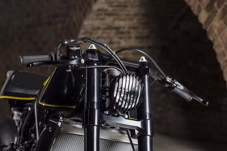 Vốn rời nhà máy Yamaha với cặp phuộc ống lồng phía trước, nhưng Rough Crafts đã độ cho XSR700 cặp phuộc USD chịu lực tốt hơn từ Yamaha R1 ở phía trước. Nằm trên cặp tay lái clip-on tạo cho chiếc xe tư thế ngồi đậm dáng cafe racer là cùm phanh và côn từ Beringer, trong khi giữa cặp phuộc là đèn pha chóa tròn với lưới chắn cực "ngầu".