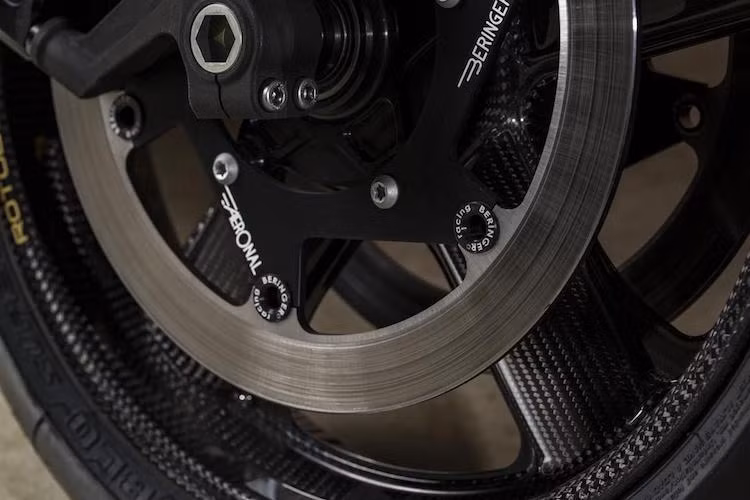 Hướng tới hiệu năng cao nhất, Rough Crafts đã không "tiếc tay" trang bị cho chiếc xe hàng loạt các chi tiết bằng sợi carbon, trong đó có cặp mâm Rotobox 5 cánh "hàng hiệu". Hệ thống phanh trước cũng đã được nâng cấp đồng bộ với cặp heo và đĩa Beringer.