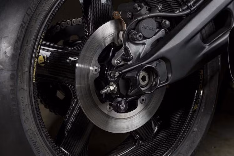 Tương tự như bánh trước, hệ thống phanh sau cũng đã được nâng cấp lên đĩa Beringer. Tuy nhiên heo phanh nguyên bản phía sau vẫn giữ nguyên heo Nissin của XSR700. Đi kèm với cặp mâm Rotobox là lốp Pirelli Diablo Supercorsa với vân tia sét thưa đặc trưng, đem tới độ bám đường tối đa.