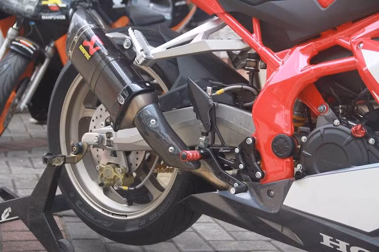 Dù vẫn có tay lái nguyên bản tuy nhiên nhờ có dàn số gảy Lightech, tư thế ngồi trên chiếc CBR250RR đã trở nên thể thao hơn. Khối động cơ 250cc DOHC 2 xi-lanh nguyên bản của xe không có sự thay đổi về kết cấu, chỉ được độ lại hệ thống xả full system Akrapovic với lon pô sợi carbon và ống nước giải nhiệt Project One.