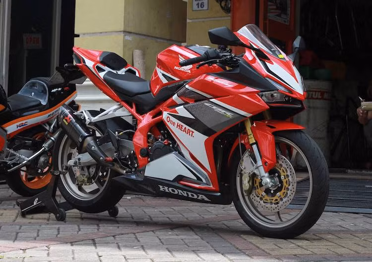 Không chỉ có kiểu dáng đậm chất thể thao, do "sinh sau đẻ muộn" so với các đối thủ Yamaha R25 và Kawasaki Ninja 250 nên mẫu sportbike Honda CBR250RR có ưu thế vượt trội về cả công nghệ lẫn hiệu năng. Tuy nhiên nằm ở phân khúc sportbike phân khối lớn cho người mới chơi nên chiếc xe vẫn còn khá nhiều chi tiết đã bị cắt giảm nhằm tiết kiệm chi phí.