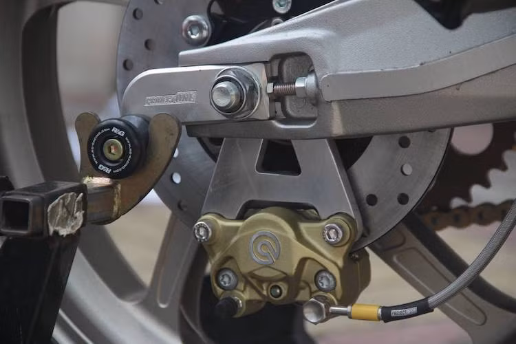 Ở phía sau, chiếc xe cũng đã được độ lại hệ thống phanh với heo Brembo 2 pis đối xứng và dây dầu Project One. Cả 2 bánh đều sử dụng lốp Michelin Pilot Power 3 với độ bám đường cao, kích thước lốp trước 120/60/17 và lốp sau 160/60/17. Ở trên gắp sau của xe là một số "đồ chơi" nhỏ như pát tăng sên Project One kết hợp gù gác chân chống R&amp;G.
