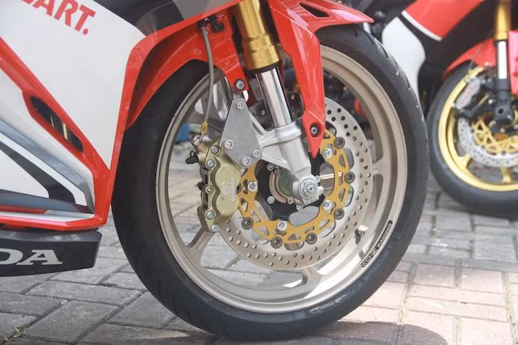 Điểm nhấn nổi bật nhất trên bản độ này phải kể tới cặp mâm 5 cánh xoắn bằng hợp kim siêu nhẹ của hãng OZ, không chỉ có trọng lượng nhẹ mà còn đem tới vẻ thể thao hơn cho CBR250RR. Hệ thống phanh trước của xe cũng được nâng cấp với heo Brembo 4 pis đối xứng và dây dầu Project One.