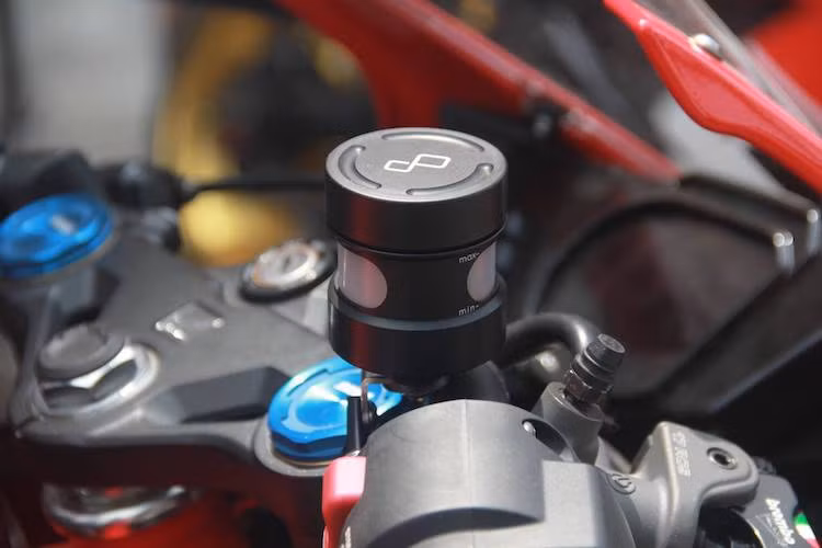 Hoàn thành nâng cấp hệ thống phanh trước là cùm phanh Brembo RCS17 trên tay lái, đi kèm với bình dầu Lightech. Bao tay Domino nằm ở hai đầu tay lái và do CBR250RR sử dụng hệ thống bướm ga điện tử, cùm ga nguyên bản của xe đã được giữ nguyên.