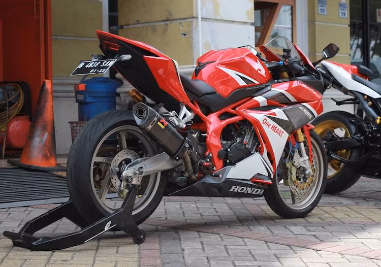 Nhờ có một loạt các phụ tùng nâng cấp tới từ các hãng có tên tuổi, chiếc sportbike Honda CBR250RR không chỉ đẹp mắt mà còn đem tới cảm giác điều khiển chính xác và an toàn hơn.
