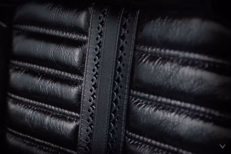 Giống như các bản độ nội thất trước đây từng được Vilner thực hiện, nội thất của chiếc xe có độ hoàn thiện ở mức cực cao, tỉ mỉ và cầu kỳ tới từng chi tiết. Thậm chí trên mặt ghế ngồi và một số chi tiết khác, Vilner đã sử dụng những dải da được dập hoa văn thủ công để viền.