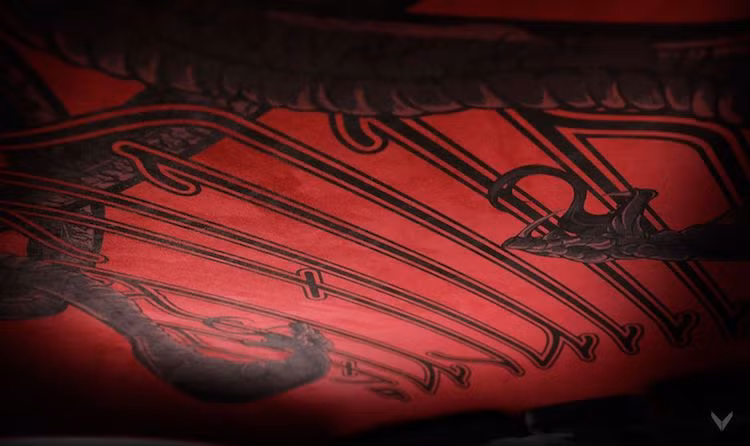 Đối nghịch với màu đen của gần như toàn bộ nội thất, trần của chiếc xe đã được bọc trong Alcantara màu đỏ. Lấy cảm hứng từ phiên bản Mustang Cobra, tấm Alcantara này đã được những nghệ nhân của Vilner vẽ hình cặp rắn hổ mang đầy dữ dằn theo phong cách hội họa Trung Quốc hoàn toàn thủ công.