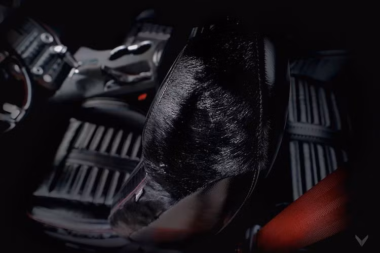 Tuy nhiên, điểm đặc biệt nhất và cũng là "kì dị" nhất trên bản độ này đó là trên hai bên thành ghế trước, chủ xe đã yêu cầu Vilner phải giữ lại cả... lông ngựa Mustang trên da. Cũng giống như các ghế ngồi, phần lông trên thành ghế trước cũng đã được nhuộm đen óng mượt.