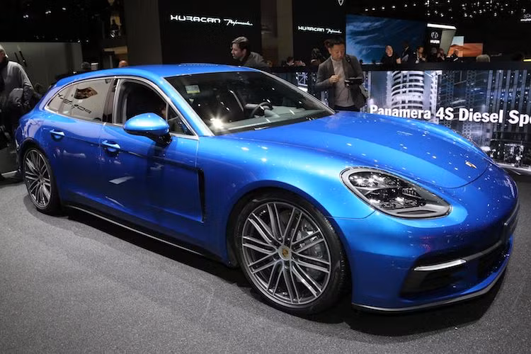 Được trưng bày lần đầu tại triển lãm Geneva vừa diễn ra, tuy nhiên dòng xe sang Porsche Panamera Sport Turismo với kiểu thân hiện đã có thông tin về các phiên bản và giá bán chính thức tại thị trường Việt Nam. Các phiên bản Panamera Sport Turismo sẽ có mặt chính hãng tại Việt Nam là Panamera 4, 4S và Turbo.