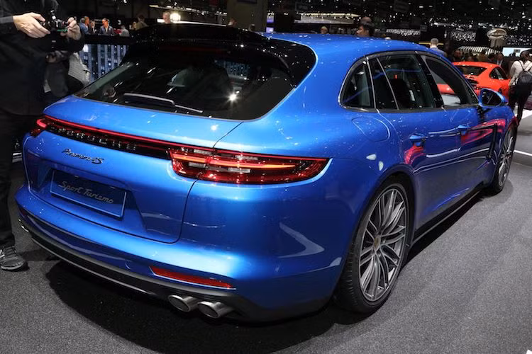 Điểm khác biệt lớn nhất của Panamera Sport Turismo so với các phiên bản thường nằm từ cột B trở xuống mui xe. Thay vì vòm mui dốc dần về phía đuôi xe, Panamera Sport Turismo có mui kéo dài gần hết đuôi, tạo thành kiểu dáng wagon hay shooting brake Có chiều dài và rộng không thay đổi, tuy nhiên nhờ có vòm mui mới nên phiên bản này cao hơn Panamera thường 5 mm.