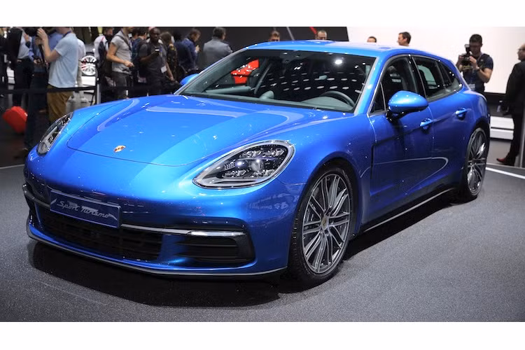 Ý tưởng về phiên bản Porsche Panamera Sport Tourismo với vòm mui kéo dài dạng shooting brake đã được Porsche ấp ủ từ tận năm 2012 với chiếc concept cùng tên, được ra mắt khi dòng xe sang Panamera vẫn đang ở thế hệ đầu. Tuy nhiên phải tới nay, phiên bản Panamera Sport Turismo dân dụng mới chính thức được hãng công bố.