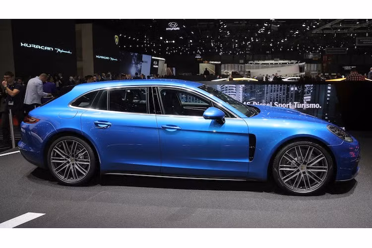 Dựa trên cơ sở Panamera thế hệ thứ 2, Porsche Panamera Sport Turismo cũng sở hữu thiết kế thanh thoát nhưng thể thao, không còn có cảm giác hơi "cục mịch" như Panamera đời cũ. Kiểu dáng của chiếc xe cũng rất gần với phiên bản ý Panamera Sport Turismo ý tưởng được Porsche giới thiệu cách đây 5 năm.