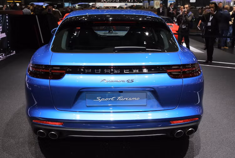 Một điểm thú vị khác trong thiết kế của xe là cánh đuôi chủ động nằm trên kính sau của xe với cách hoạt động phức tạp như cánh đuôi của chiếc Panamera thường. Dựa vào tốc độ và cài đặt hệ thống lái, cánh đuôi này có thể hoạt động ở 3 chế độ khác nhau. Ở tốc độ từ 170 km/h trở nên, nó sẽ nghiêng góc 1 độ và nếu cửa sổ trời mở ra, cánh đuôi này sẽ điều chỉnh góc 26 độ để giảm tối đa tiếng ồn của gió trong nội thất.