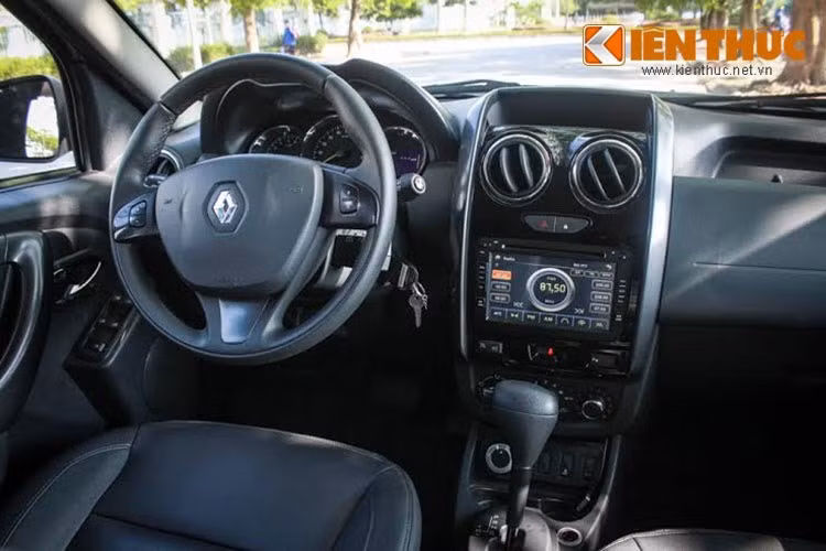 Nội thất của xe thiết kế đơn giản, nhưng có đầy đủ trang bị cần thiết như cửa điện, gương điện, điều khiển âm thanh trên vô-lăng, ga tự động v.v.. Về tổng thể nội thất, không nói đến vấn đề thiết kế - Duster sở hữu nhiều tính năng được trang bị chiều chuộng người dùng cho một chiếc xe tầm giá với; gương gập điện, màn hình LCD mầu đa tính năng đa dạng như; camera lùi, kết nối bluetooth thoại rảnh tay, media, bản đồ định vị...