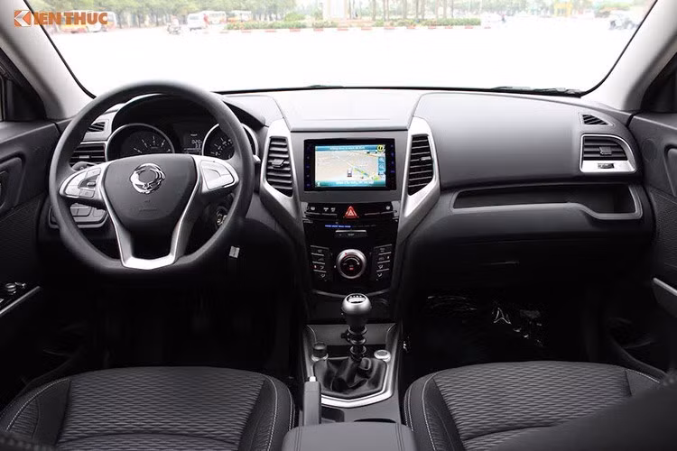 Tivoli đi kèm với khá nhiều tiện nghi và trang bị theo sẵn, có thể kể tới gồm hệ thống thông tin giải trí với màn hình 7 inch cảm ứng và định vị Vietmap, giữ ga tự động, camera lùi, điều hòa 2 vùng độc lập, 3 chế độ lái. Trang bị an toàn trên xe khá đầy đủ gồm: túi khí, dây đai an toàn tự căng, phanh ABS và đĩa phanh ở 4 bánh…