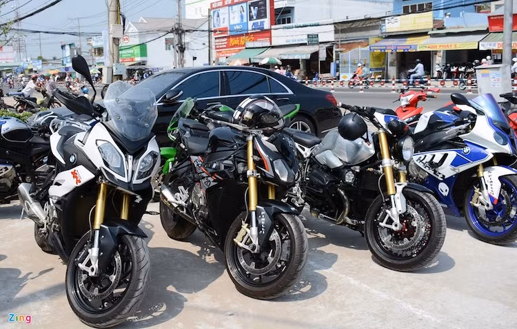 "Gia đình” BMW với các phiên bản S1000XR, R NineT, S1000R, S1000RR.