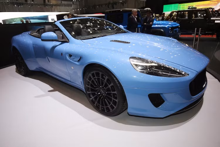 Giống như những hãng chế tác thân xe khác, Afzal Kahn với hãng Kahn Design do ông thành lập đã tạo ra siêu xe Kahn Vengeance dựa trên Aston Martin DB9 Volante để nhắm vào những người giàu có. Nhóm khách hàng này có khả năng vung tiền "không cần chớp mắt" vào những chiếc xe hơn 300.000 USD nếu như chúng là "hàng thửa".