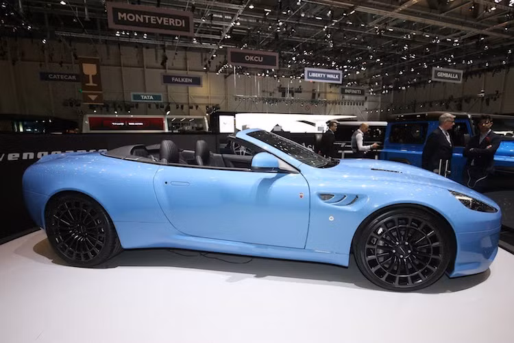 Tuy nhiên đằng sau đó, động lực để Kahn thiết kế ra Vengeance còn là để tạo ra một chiếc xe mà ông muốn cầm lái, với các chi tiết lấy cảm hứng từ phong cách thiết kế của Aston Martin từ những năm 80-90.