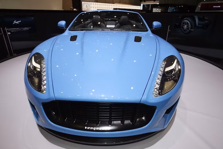 Dù dựa trên mẫu siêu xe mui trần sang trọng Aston Martin DB9 Volante nhưng ngoài đèn pha, thiết kế của Vengeance đã được thay đổi hoàn toàn để trở nên mạnh mẽ hơn nhưng không làm mất đi chất thanh lịch vốn có.